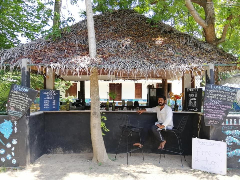 Hostel First Mirissa Luaran gambar